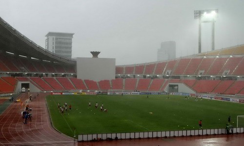 Trời mưa tầm tã ở Bangkok trước khi trận đấu diễn ra.